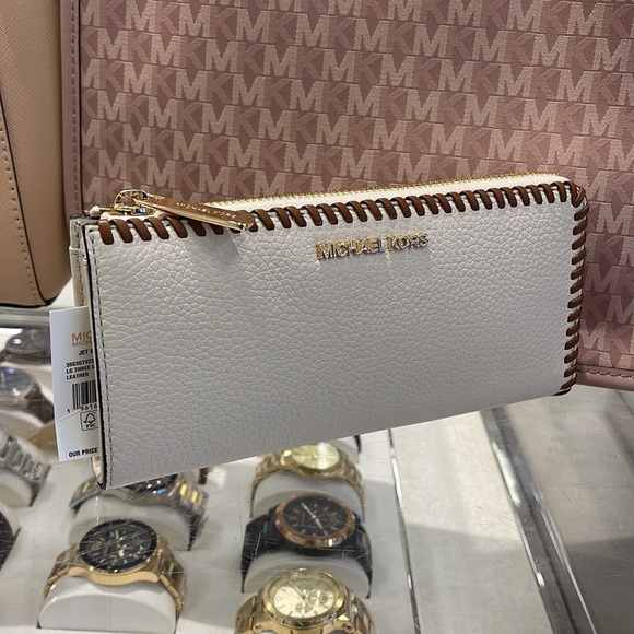 Michael Kors Jet Set Travel Large Pebble Leather Quarter-Zip Wallet
NWT - Picture 6 of 16